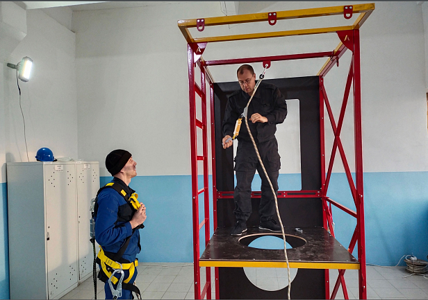 г.Екатеринбург. Учебный центр АНО ДПО «ЦПР ПРОФИ» использует при обучении верхолазный полигон